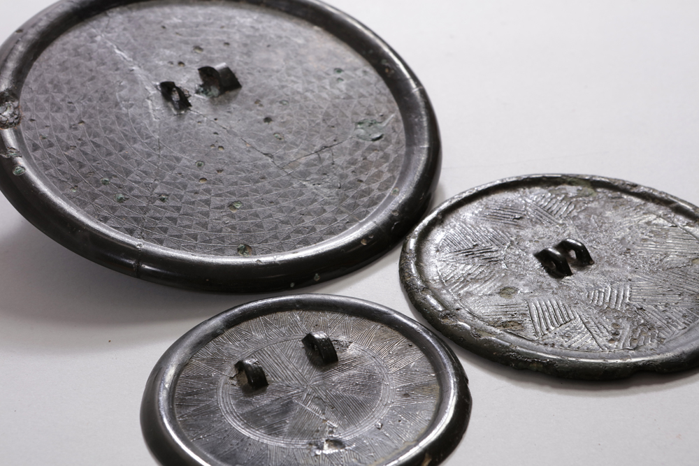 14-1_수십개의 선으로 표현된 청동 거울(전주 원장동 등 출토)_온라인